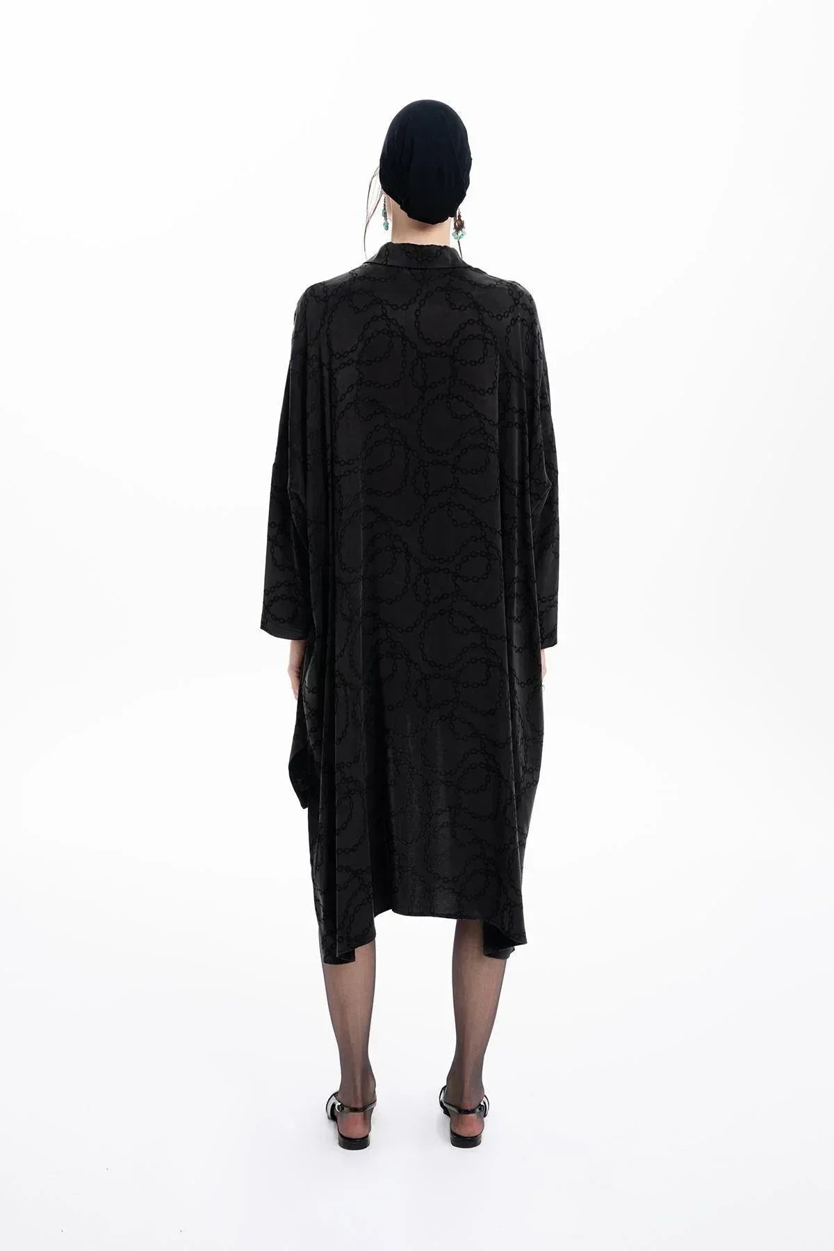 SİYAH ZİNCİR DESENLİ ASİMETRİK KESİM GÖMLEK