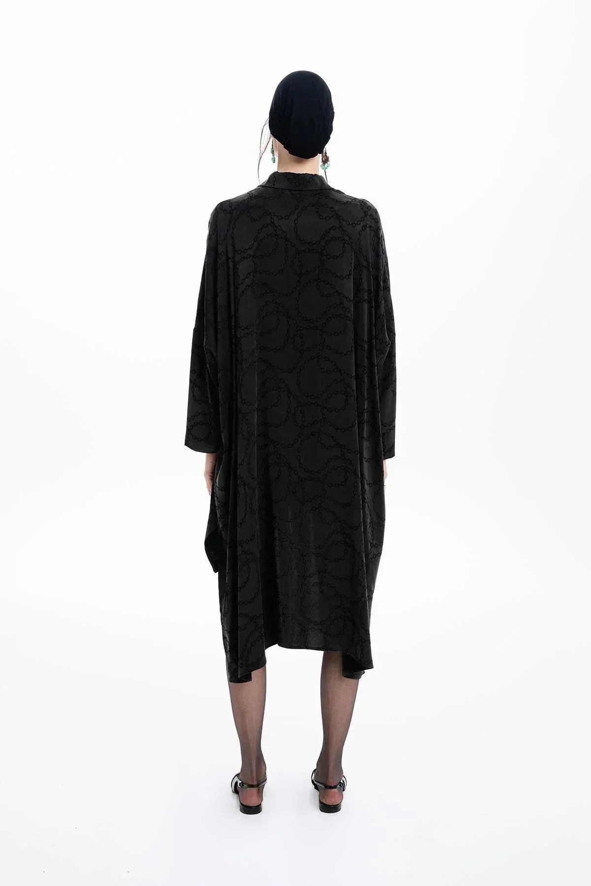 SİYAH ZİNCİR DESENLİ ASİMETRİK KESİM GÖMLEK