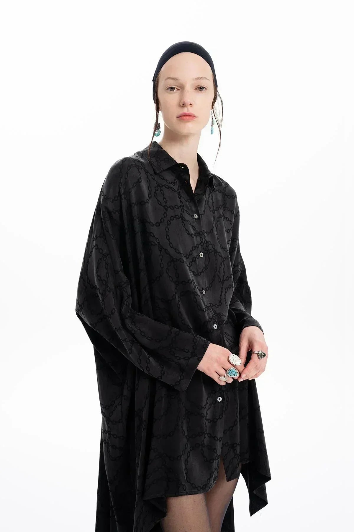 SİYAH ZİNCİR DESENLİ ASİMETRİK KESİM GÖMLEK