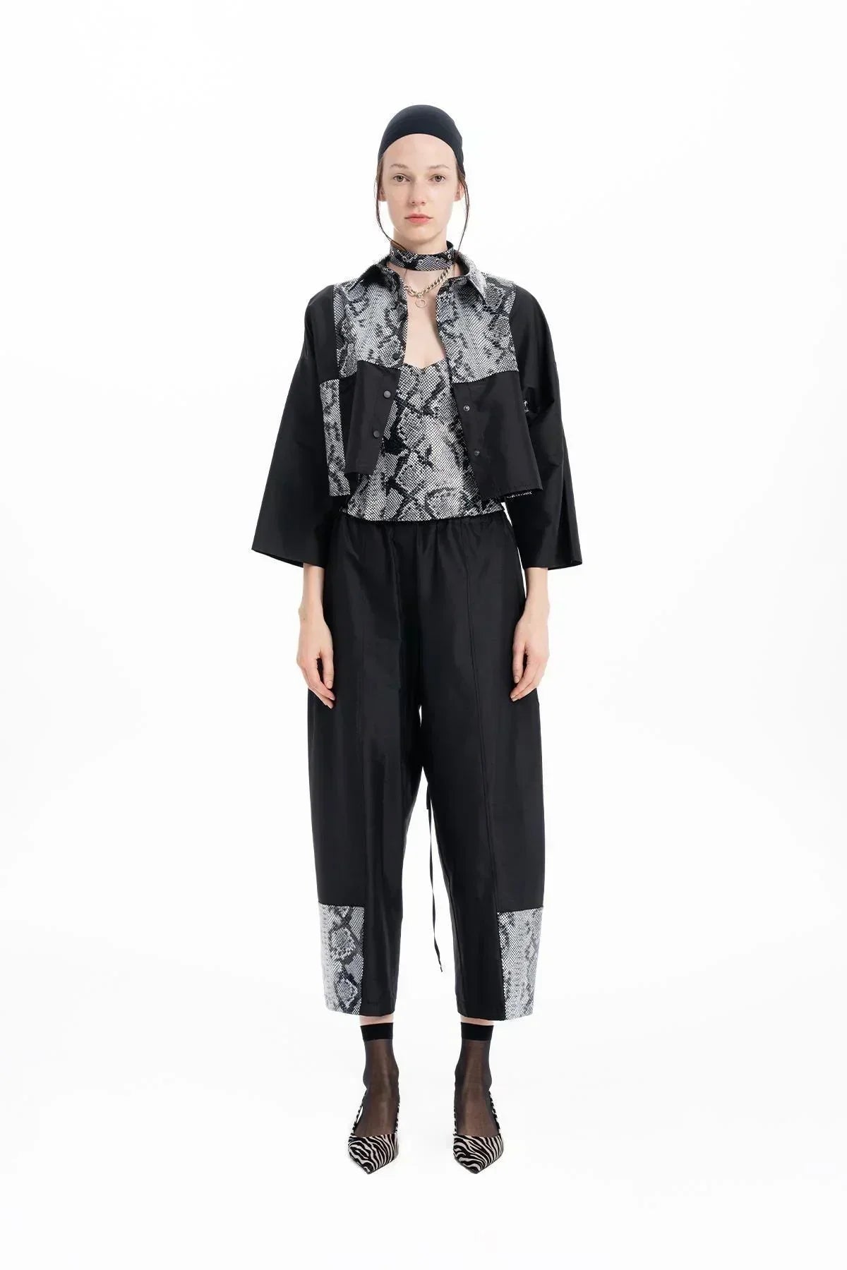 SİYAH PİTON BASKILI DERİ TAFTA BLOKLU CROP GÖMLEK