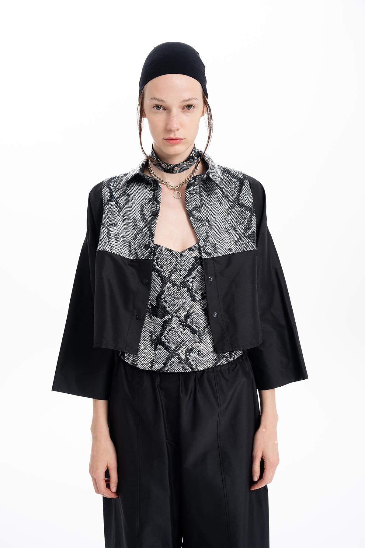 SİYAH PİTON BASKILI DERİ TAFTA BLOKLU CROP GÖMLEK