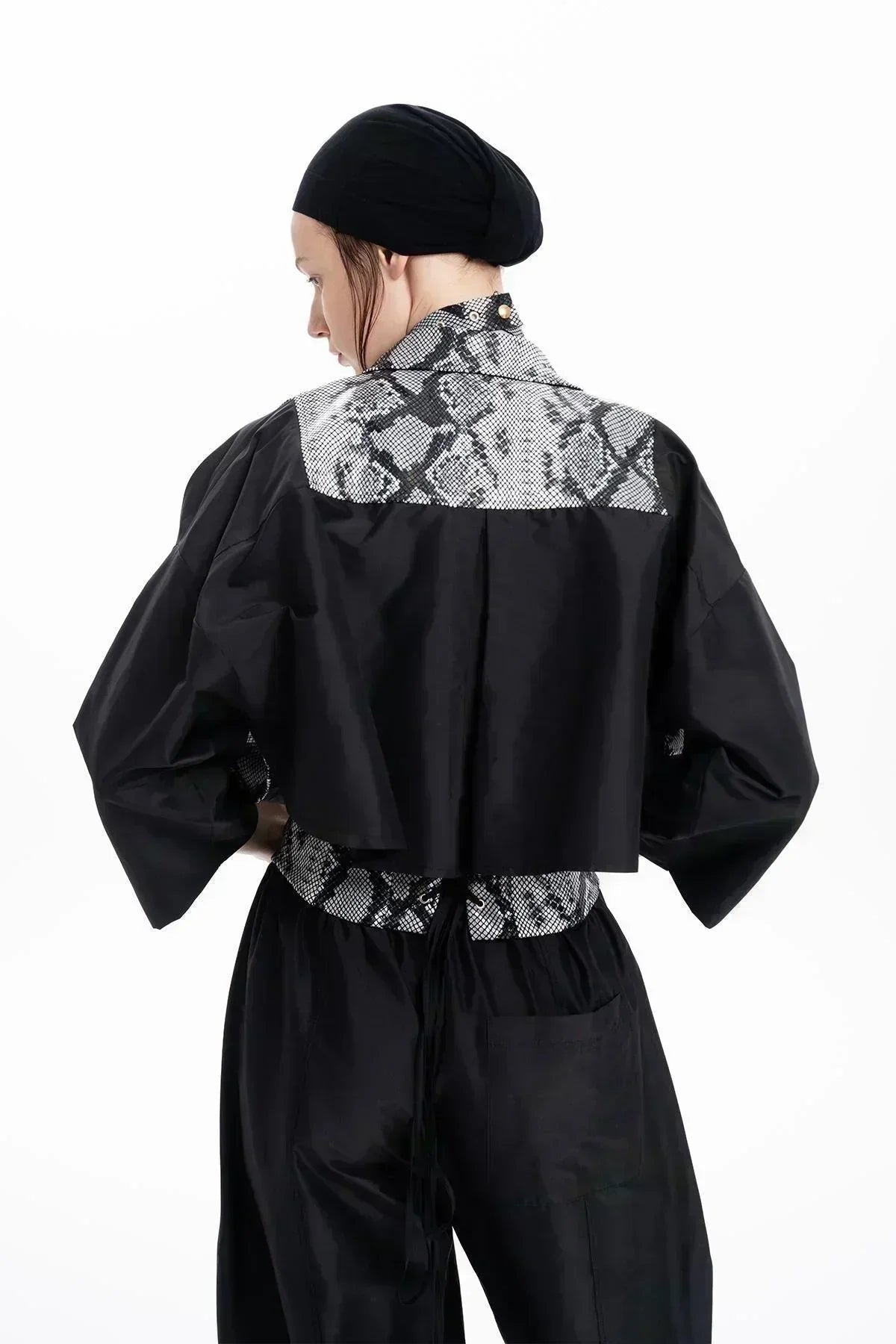 SİYAH PİTON BASKILI DERİ TAFTA BLOKLU CROP GÖMLEK - MiiN