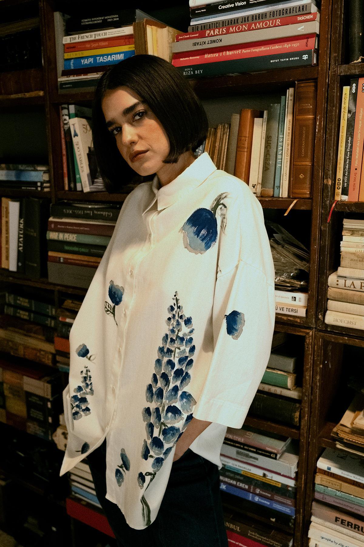 BEYAZ TRUVAKAR KOLLU EL BOYAMASI DETAYLI GABARDİN GÖMLEK - MiiN