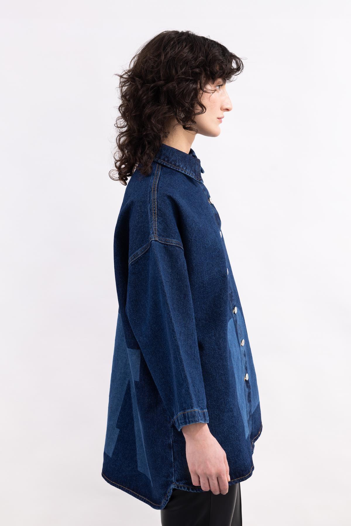KOYU MAVİ TRUVAKAR KOLLU YAZI LAZER BASKILI DENIM GÖMLEK