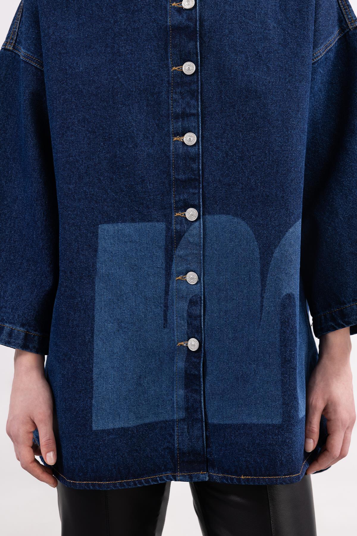 KOYU MAVİ TRUVAKAR KOLLU YAZI LAZER BASKILI DENIM GÖMLEK