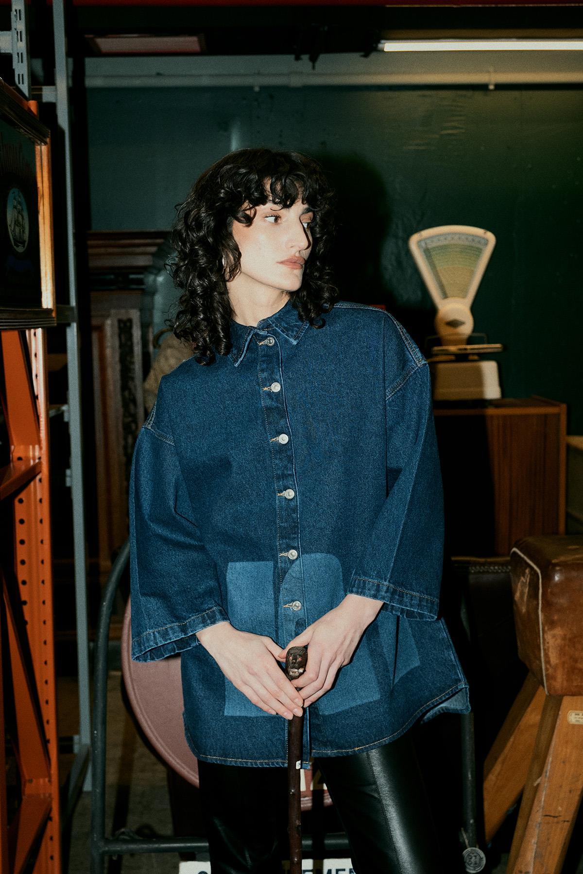 KOYU MAVİ TRUVAKAR KOLLU YAZI LAZER BASKILI DENIM GÖMLEK