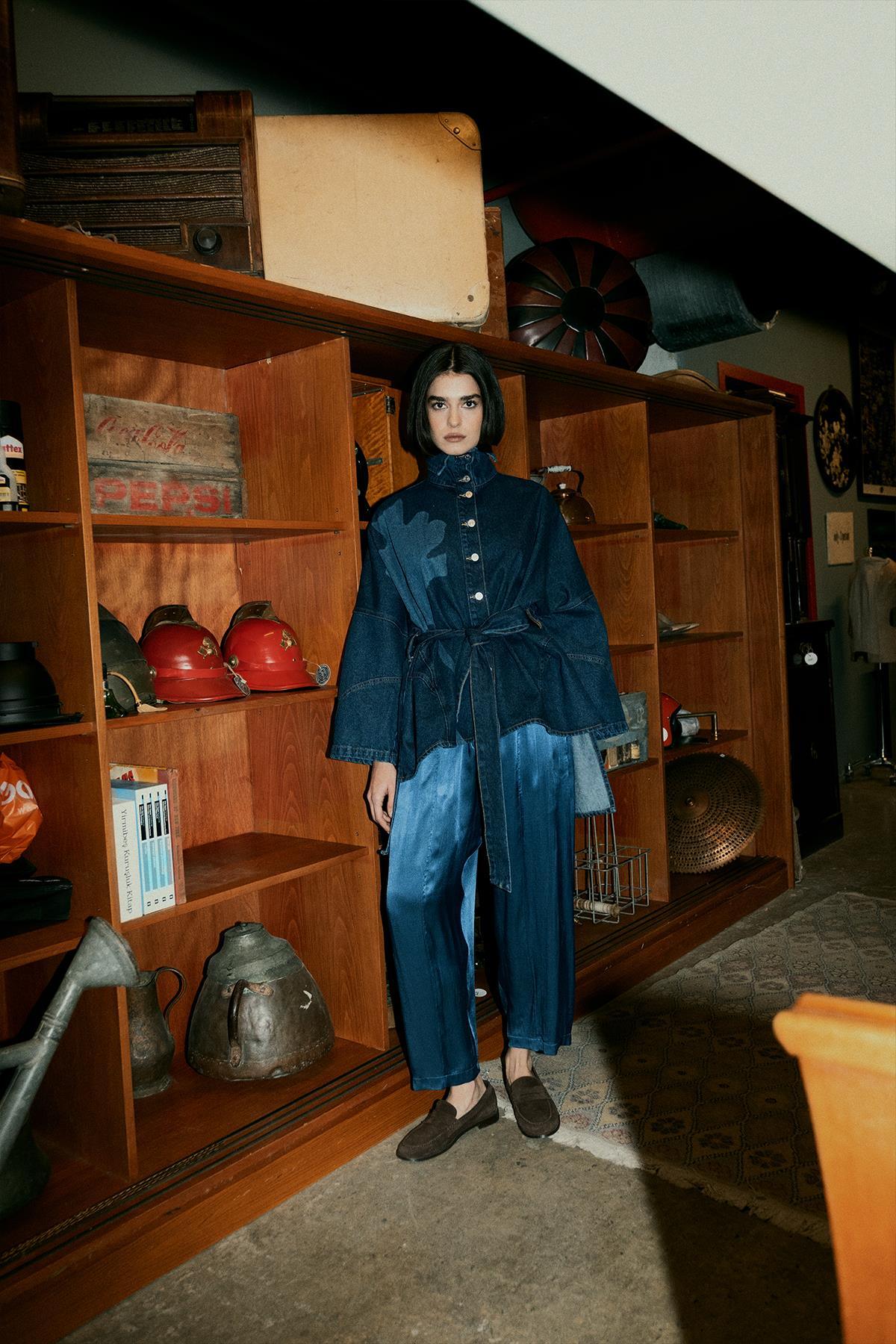 KOYU MAVİ UZUN KOLLU ÇİÇEK DESEN LAZER BASKILI DENIM GÖMLEK