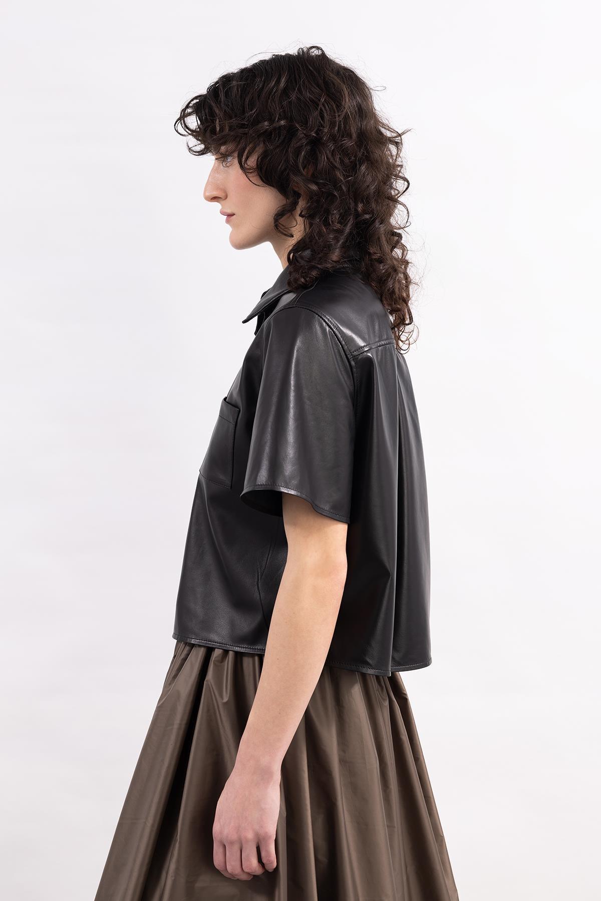 SİYAH KISA KOLLU ÖNÜ ÇIT ÇIT KAPAMALI DERİ GÖMLEK - MiiN