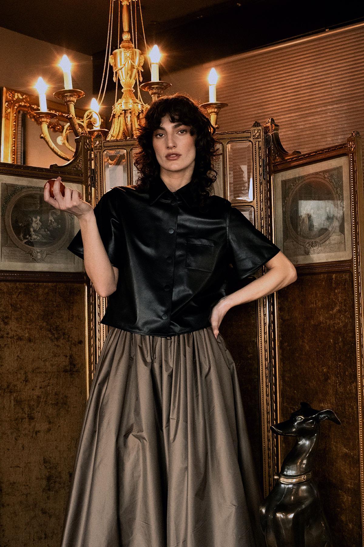 SİYAH KISA KOLLU ÖNÜ ÇIT ÇIT KAPAMALI DERİ GÖMLEK - MiiN