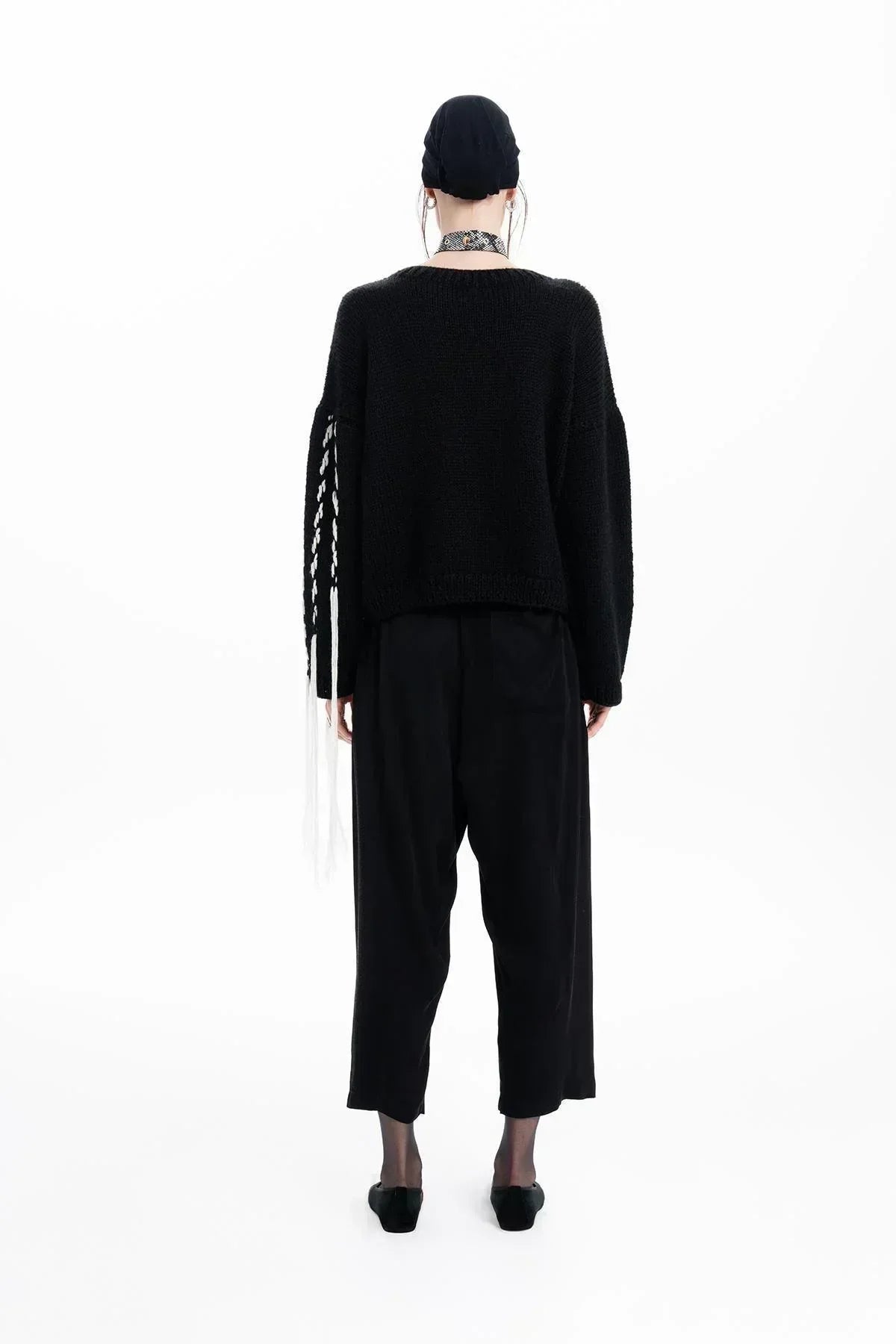 SİYAH BEYAZ EL İŞLEMELİ PÜSKÜLLÜ EL ÖRGÜSÜ KAZAK