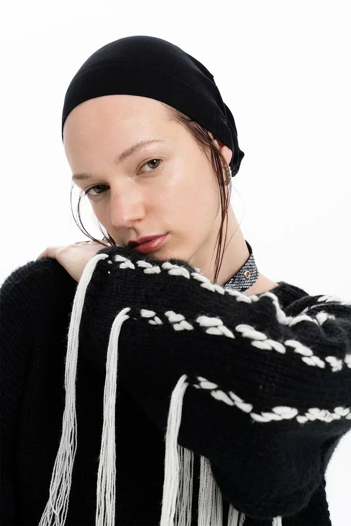 SİYAH BEYAZ EL İŞLEMELİ PÜSKÜLLÜ EL ÖRGÜSÜ KAZAK