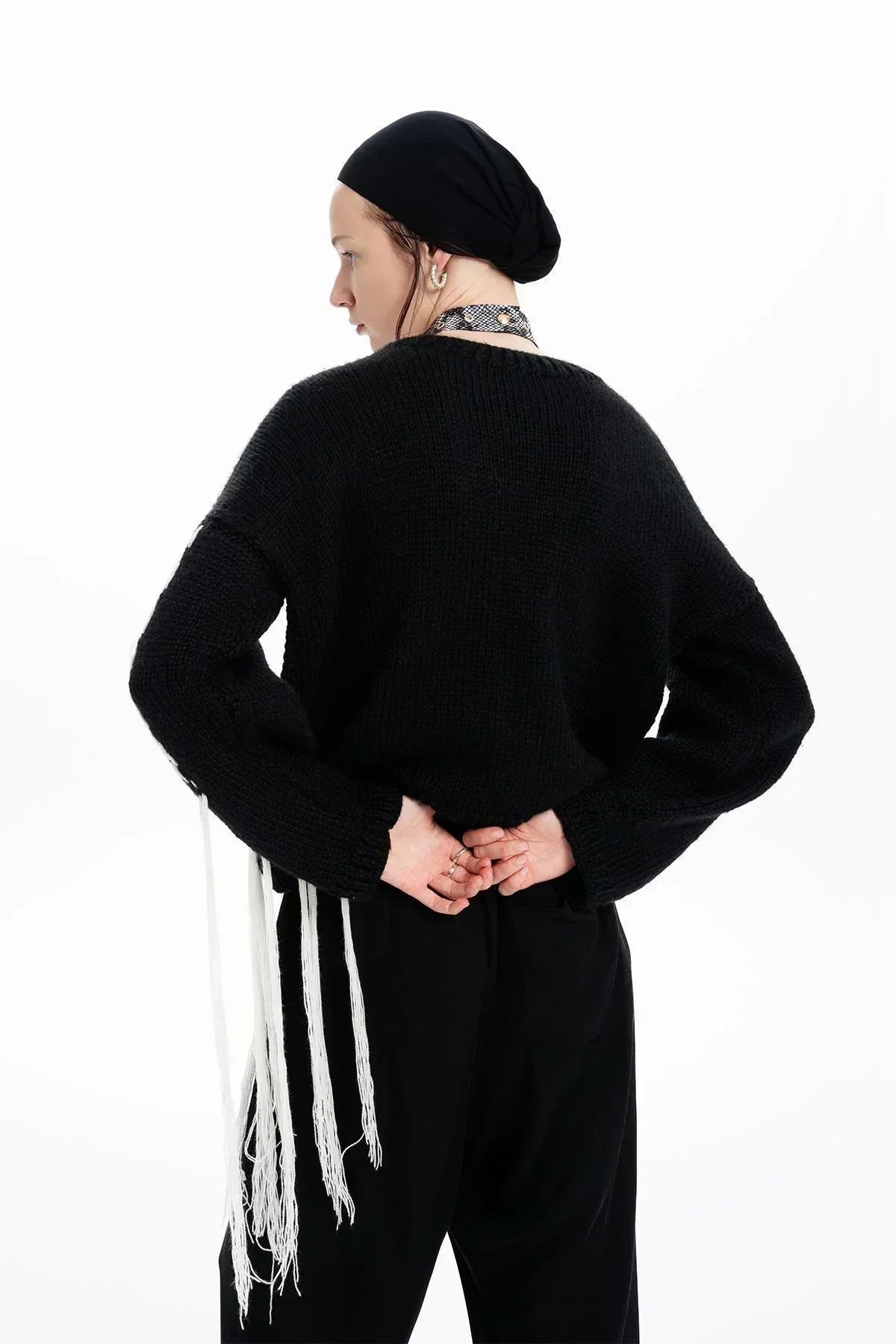 SİYAH BEYAZ EL İŞLEMELİ PÜSKÜLLÜ EL ÖRGÜSÜ KAZAK