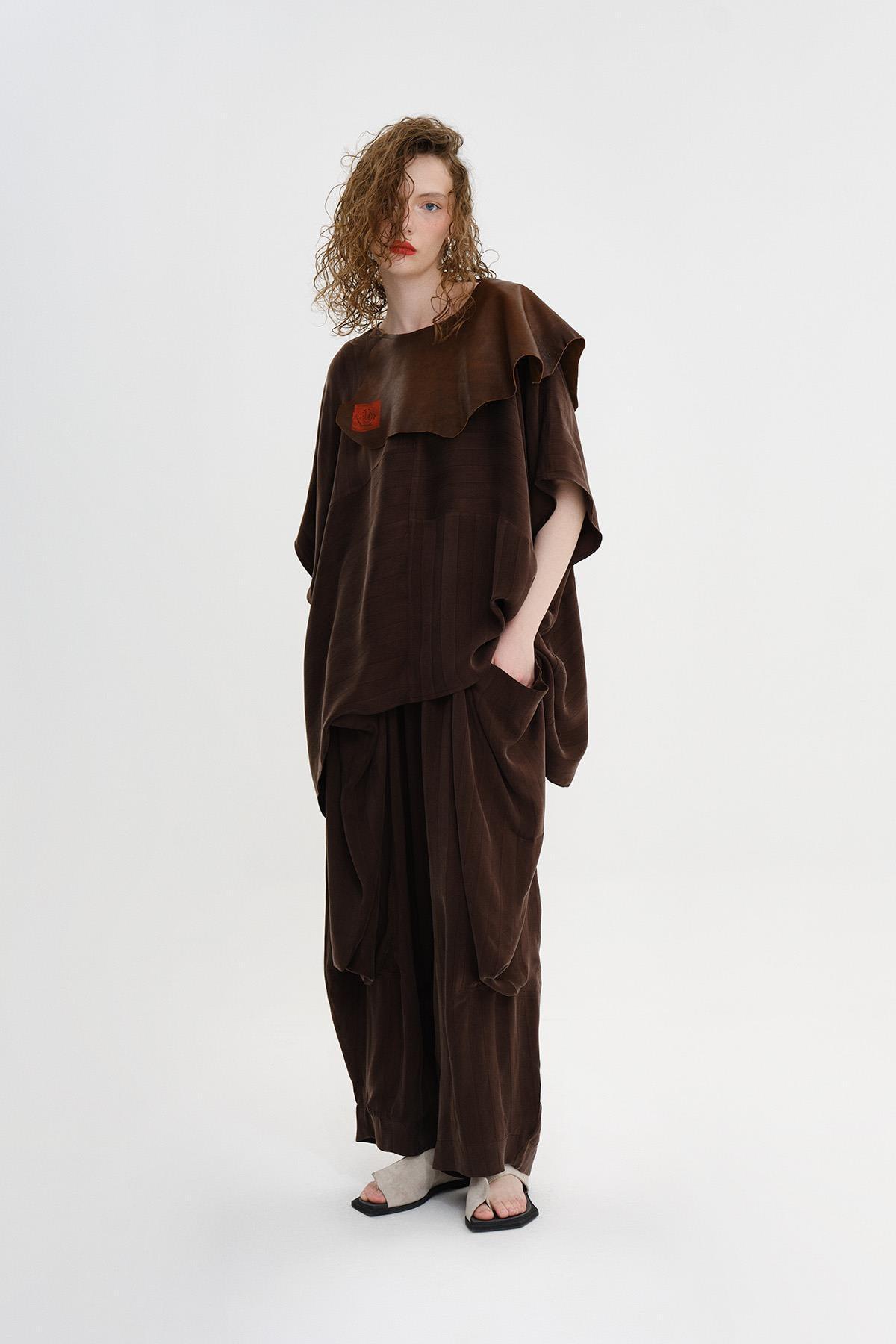 KAHVERENGİ YAKASI DERİ DETAYLI OVERSIZE BLUZ - MİİN