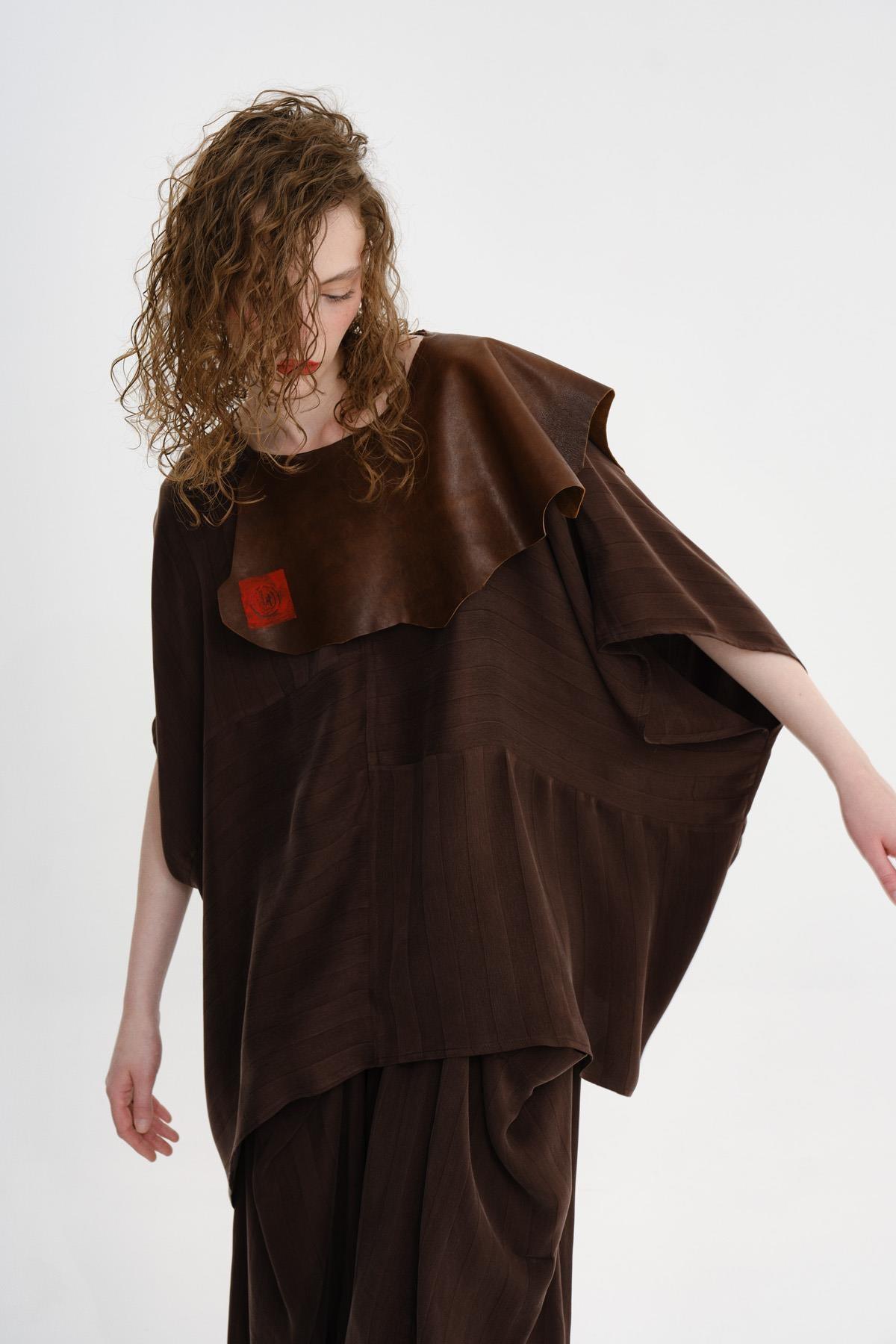 KAHVERENGİ YAKASI DERİ DETAYLI OVERSIZE BLUZ - MİİN