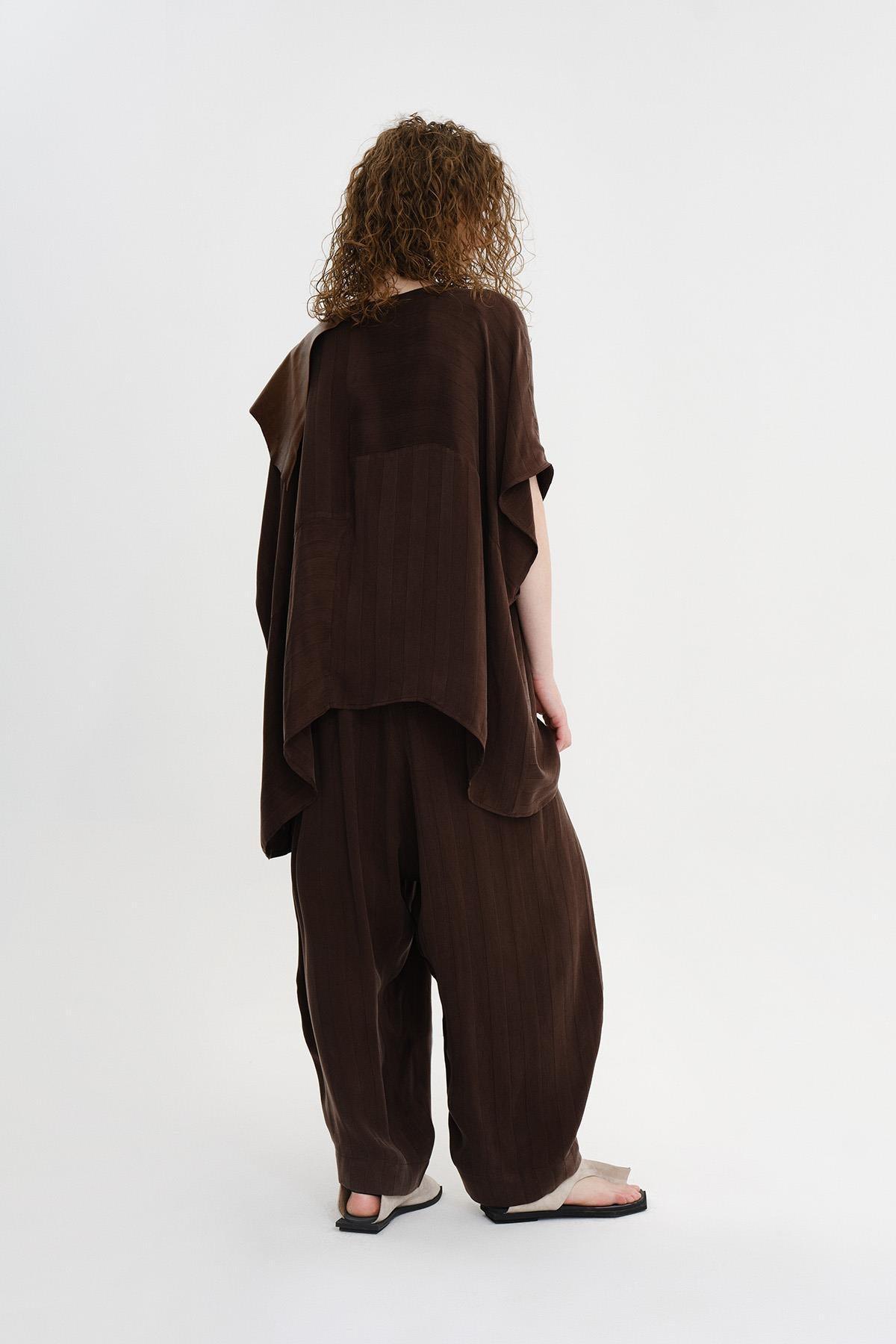 KAHVERENGİ YAKASI DERİ DETAYLI OVERSIZE BLUZ - MİİN