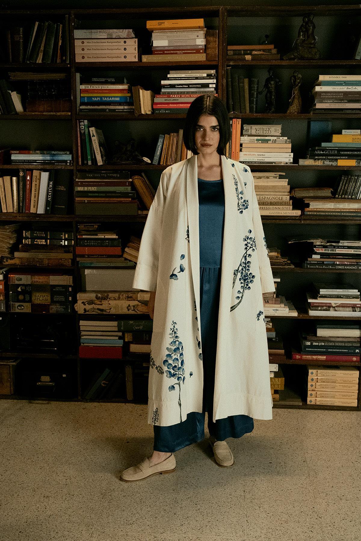 BEYAZ CEPLİ ÇİÇEK DESEN EL BOYAMASI GABARDİN KAP - MiiN