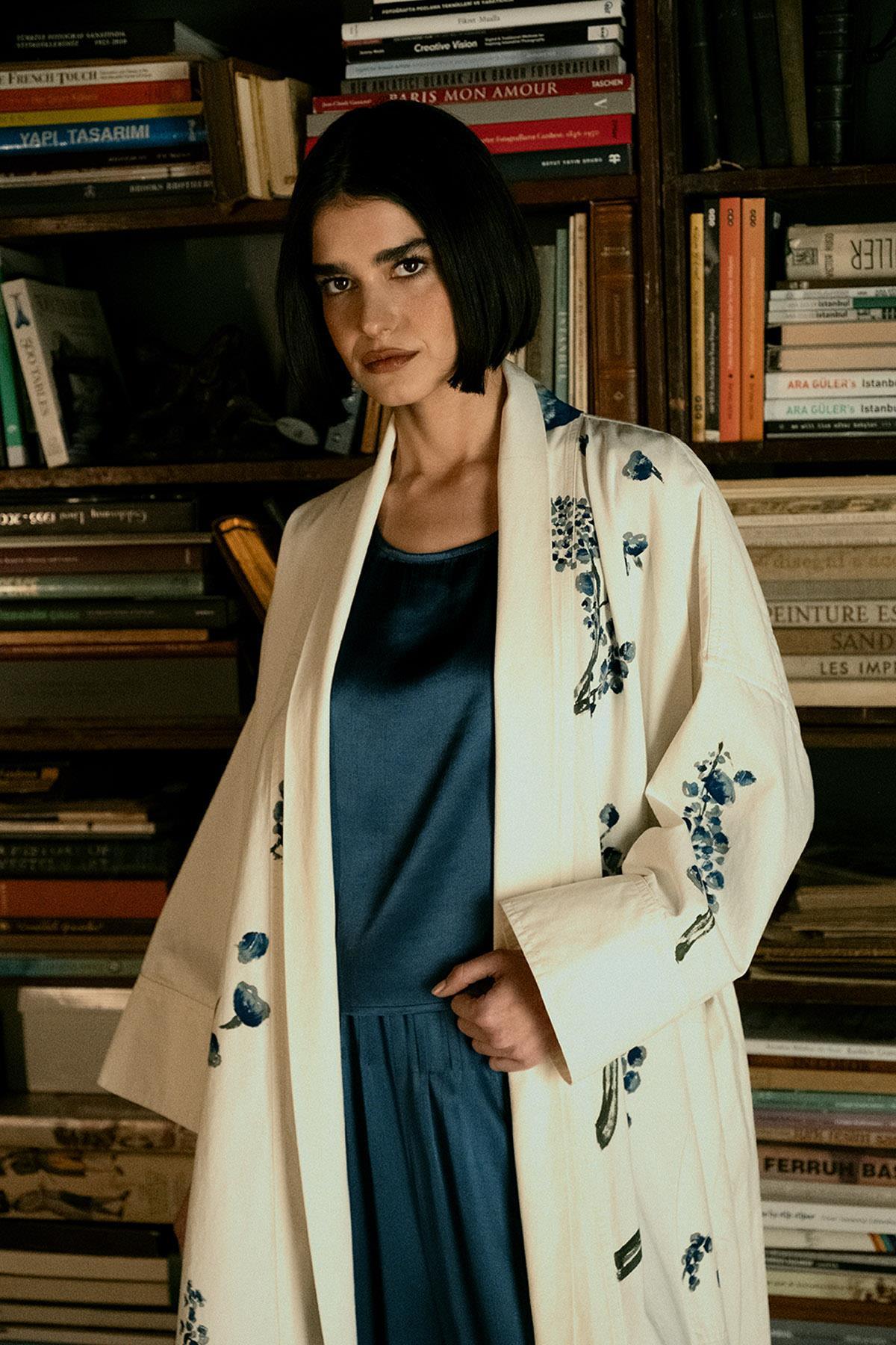 BEYAZ CEPLİ ÇİÇEK DESEN EL BOYAMASI GABARDİN KAP - MiiN