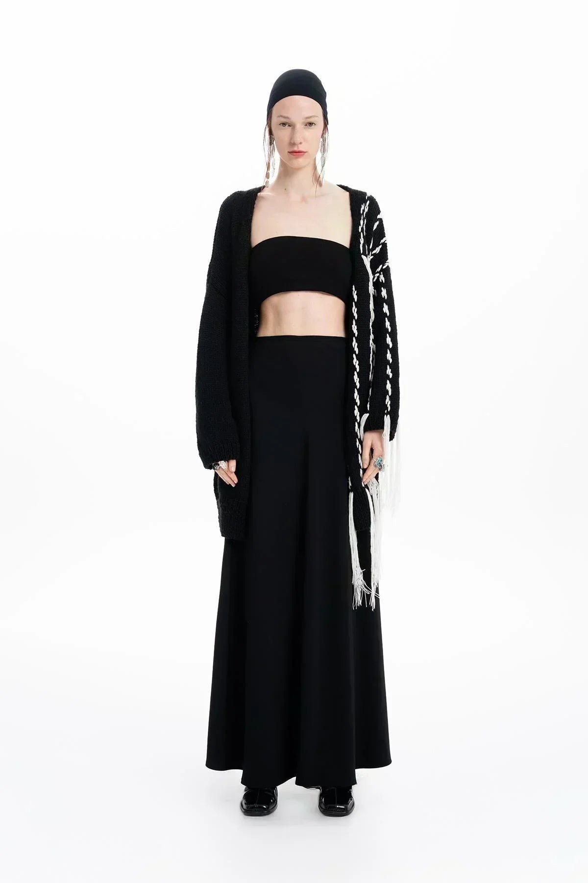 SİYAH BEYAZ EL İŞLEMELİ PÜSKÜLLÜ EL ÖRGÜSÜ HIRKA - MiiN