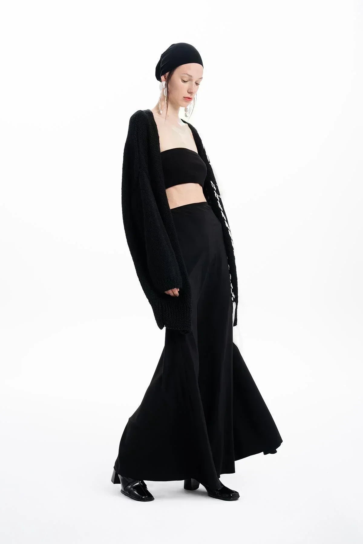 SİYAH BEYAZ EL İŞLEMELİ PÜSKÜLLÜ EL ÖRGÜSÜ HIRKA - MiiN