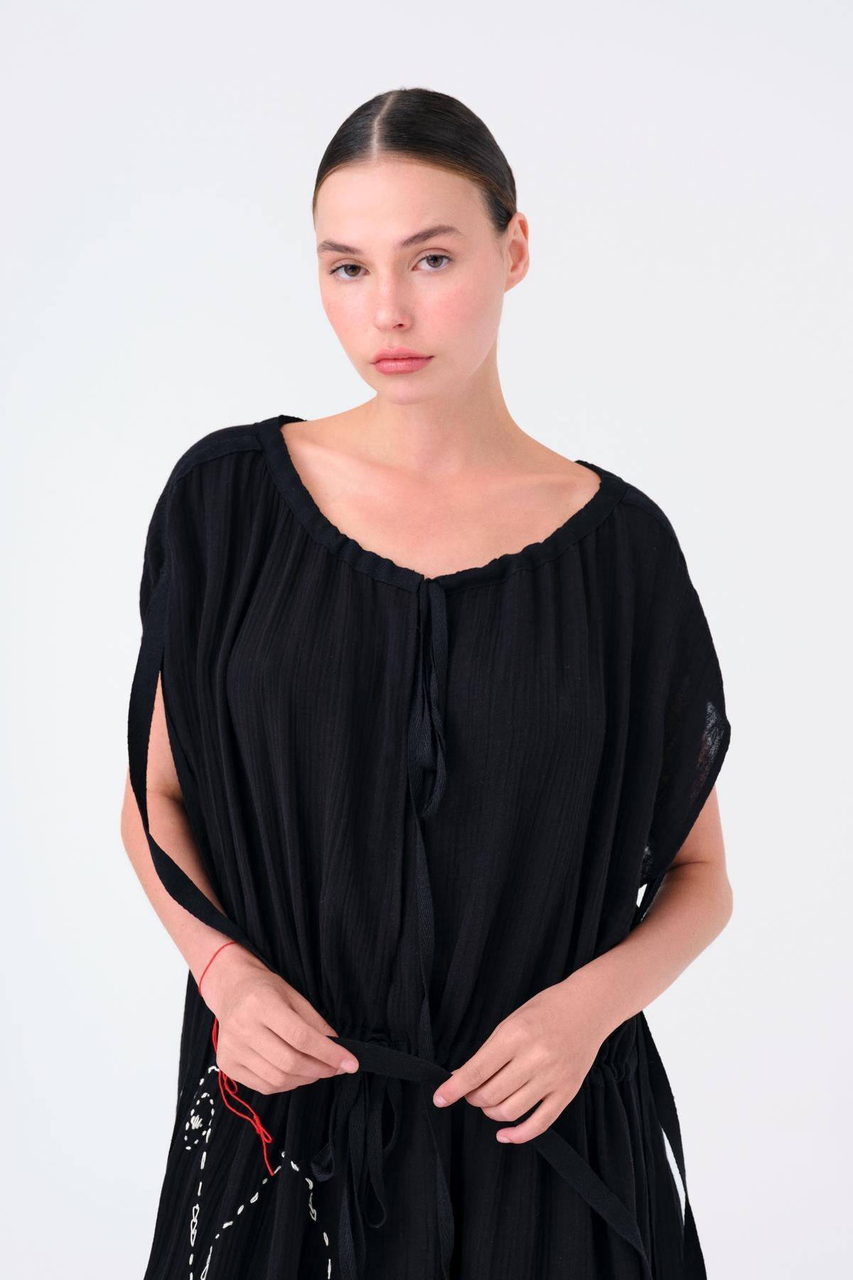 SİYAH BEYAZ DİKİŞ DETAYLI BAĞCIKLI MÜSLİN KAFTAN - MİİN