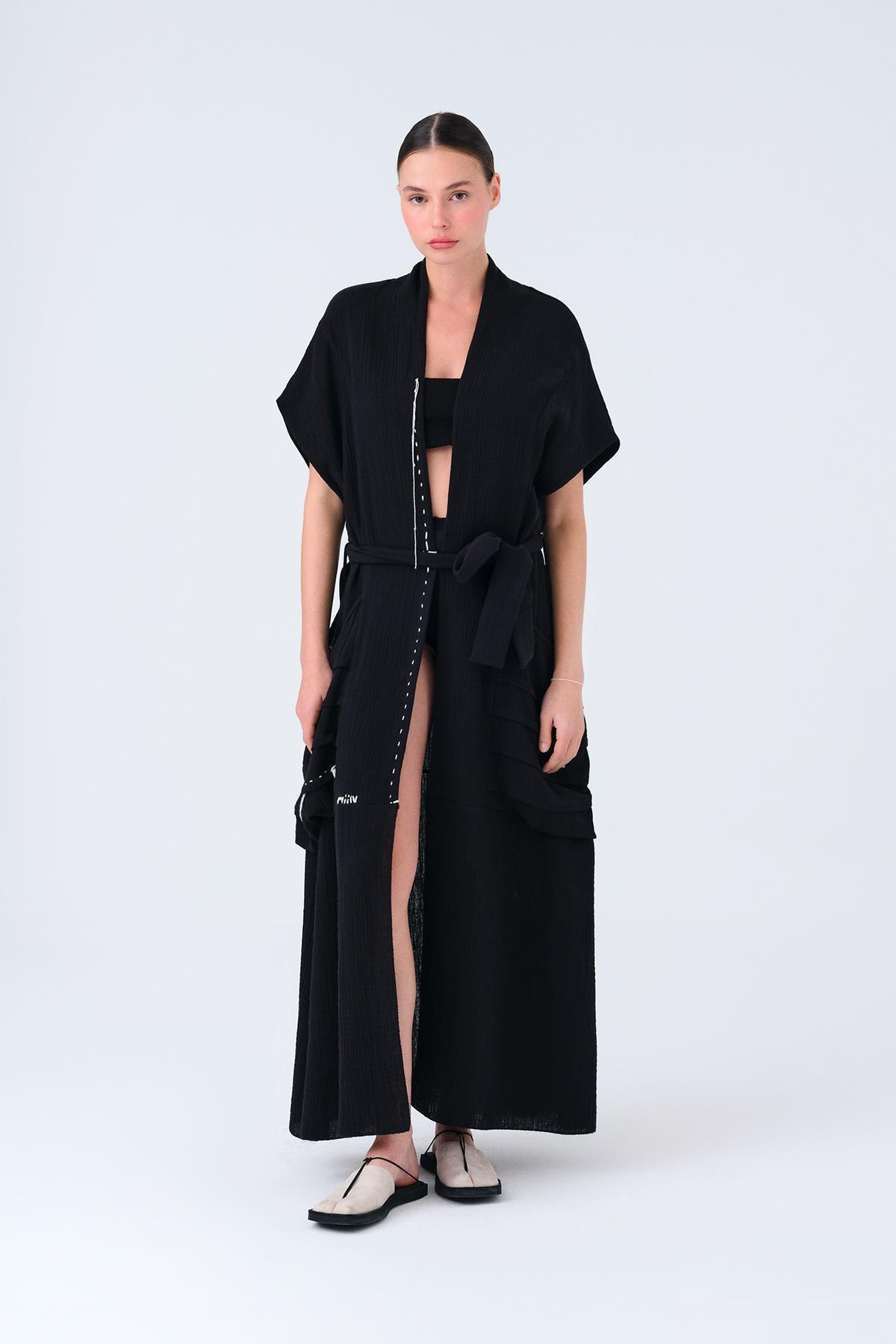 SİYAH BEYAZ DİKİŞ DETAYLI MÜSLİN KAFTAN - MİİN