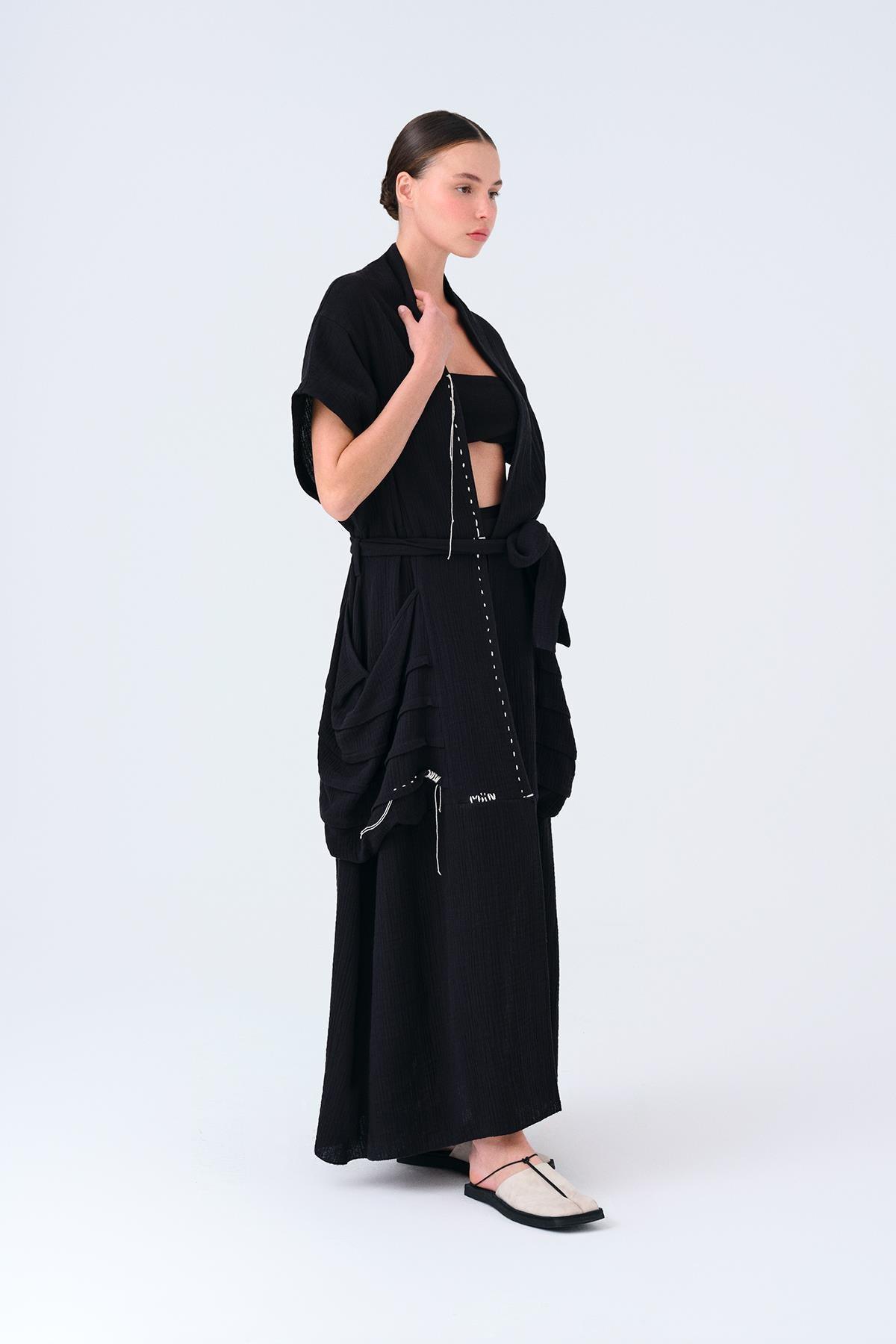 SİYAH BEYAZ DİKİŞ DETAYLI MÜSLİN KAFTAN - MİİN