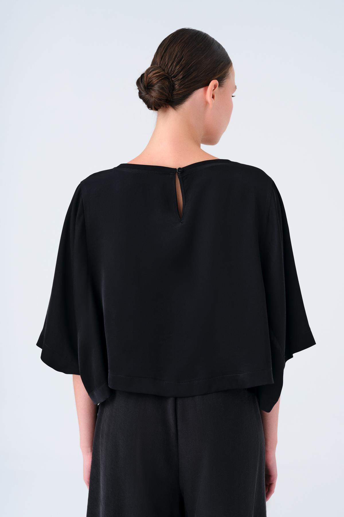 SİYAH DESENLİ YUVARLAK YAKA OVERSIZE SATEN CROP TOP - MİİN