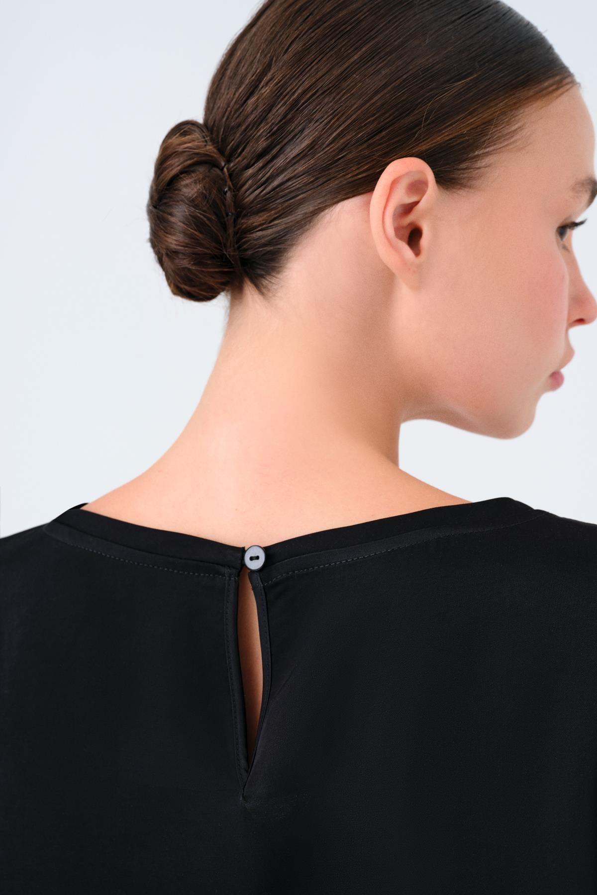 SİYAH DESENLİ YUVARLAK YAKA OVERSIZE SATEN CROP TOP - MİİN