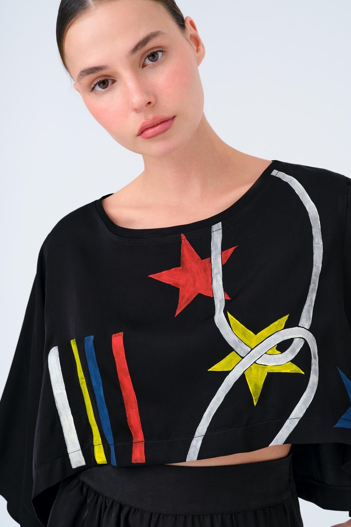 SİYAH DESENLİ YUVARLAK YAKA OVERSIZE SATEN CROP TOP - MİİN