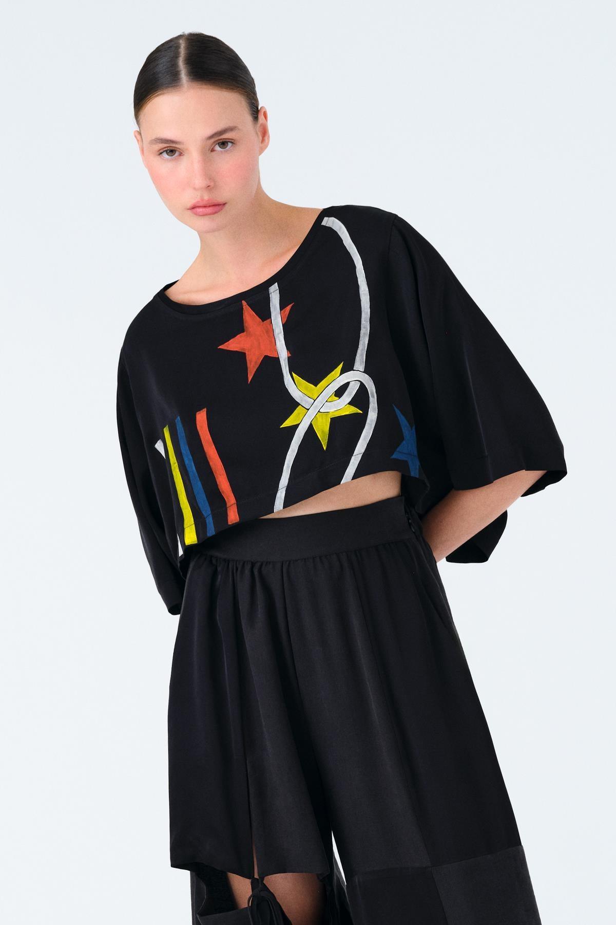 SİYAH DESENLİ YUVARLAK YAKA OVERSIZE SATEN CROP TOP - MİİN