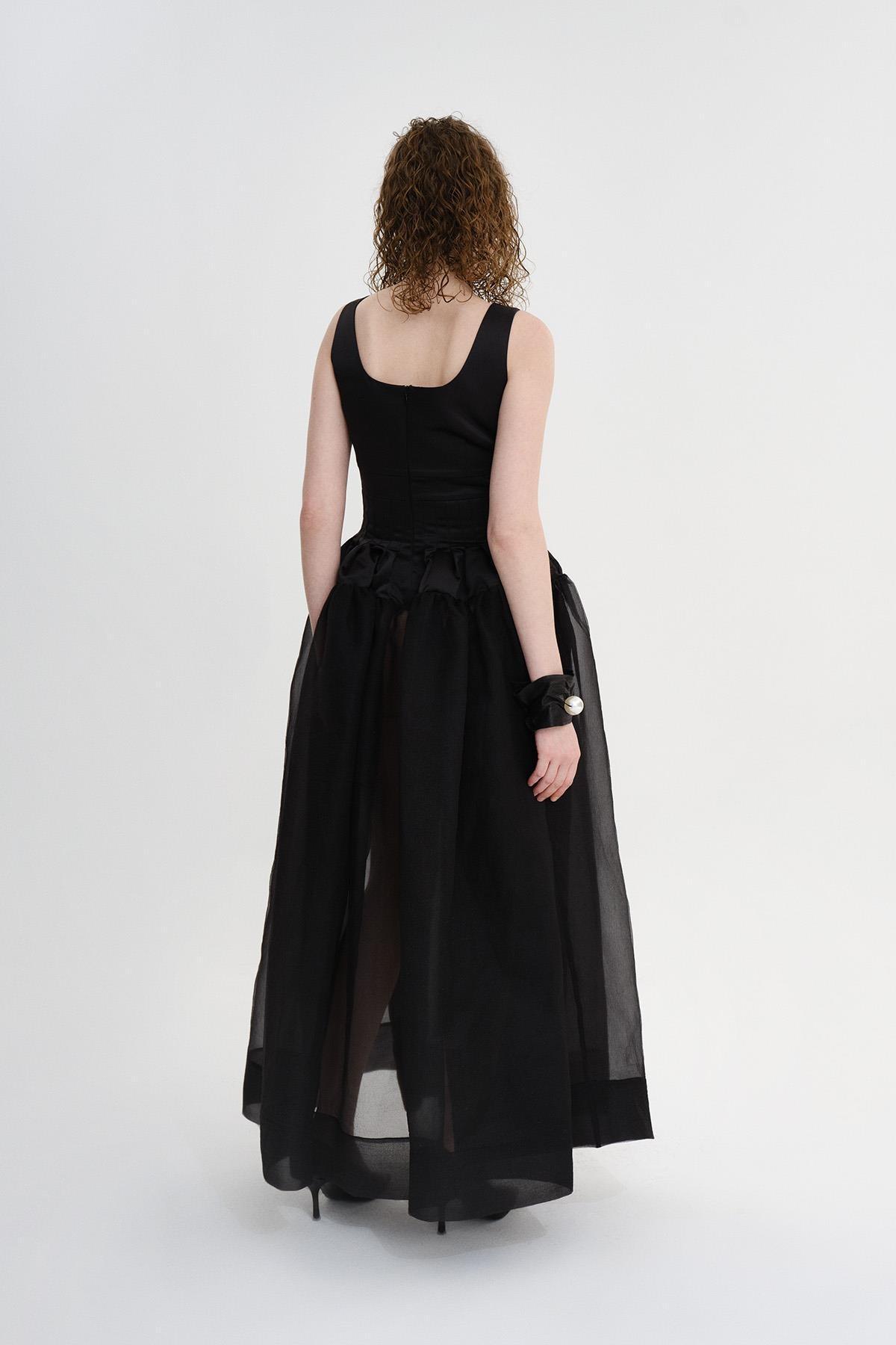 SİYAH DRAPELİ ORGANZE ETEKLİ UZUN ELBİSE - MiiN