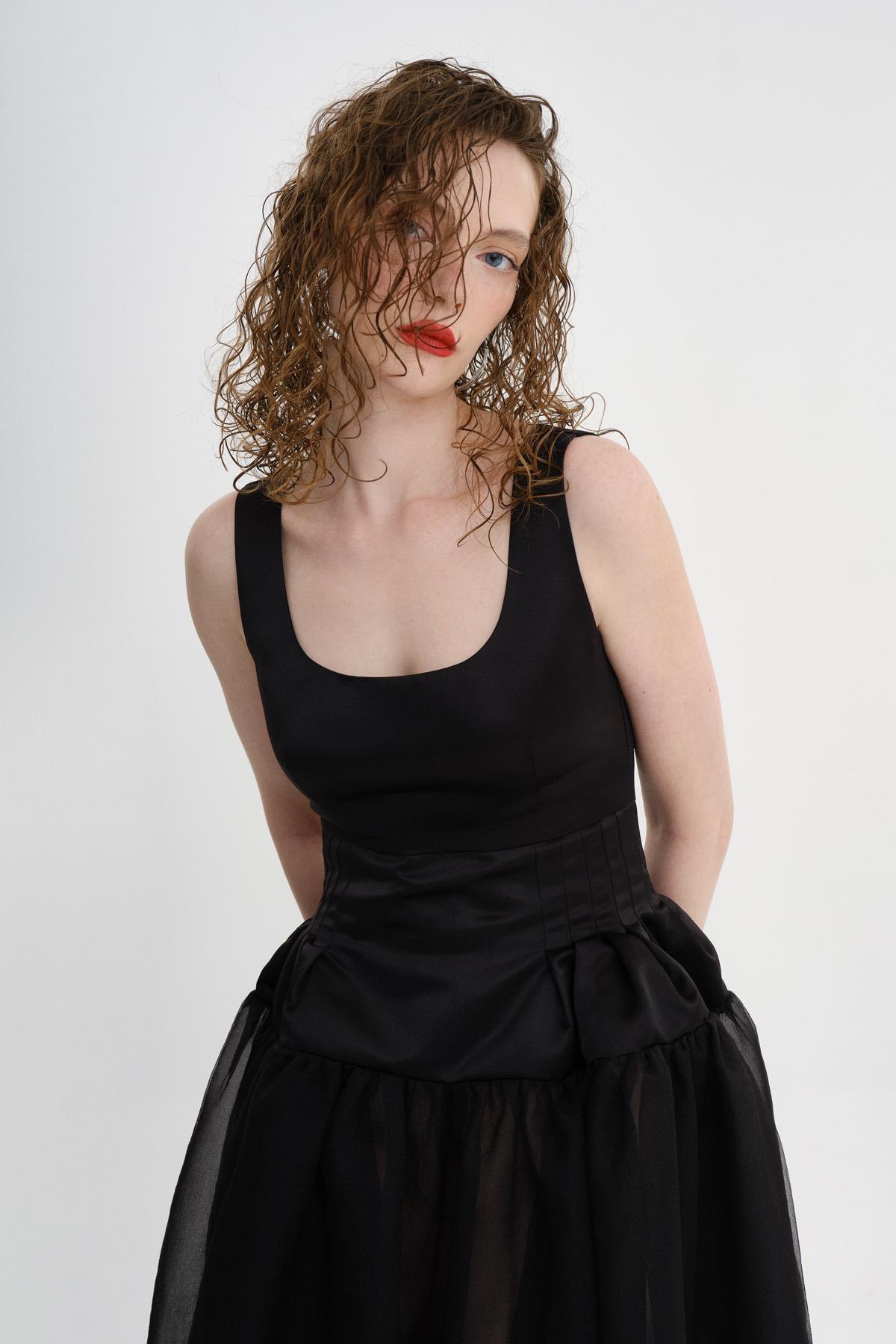 SİYAH DRAPELİ ORGANZE ETEKLİ UZUN ELBİSE - MiiN