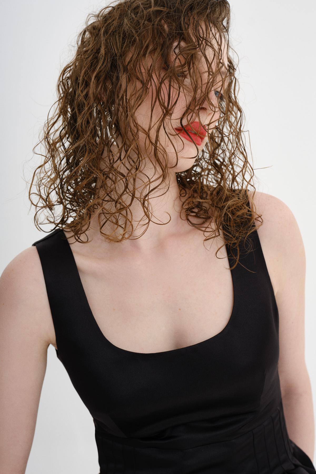 SİYAH DRAPELİ ORGANZE ETEKLİ UZUN ELBİSE - MiiN