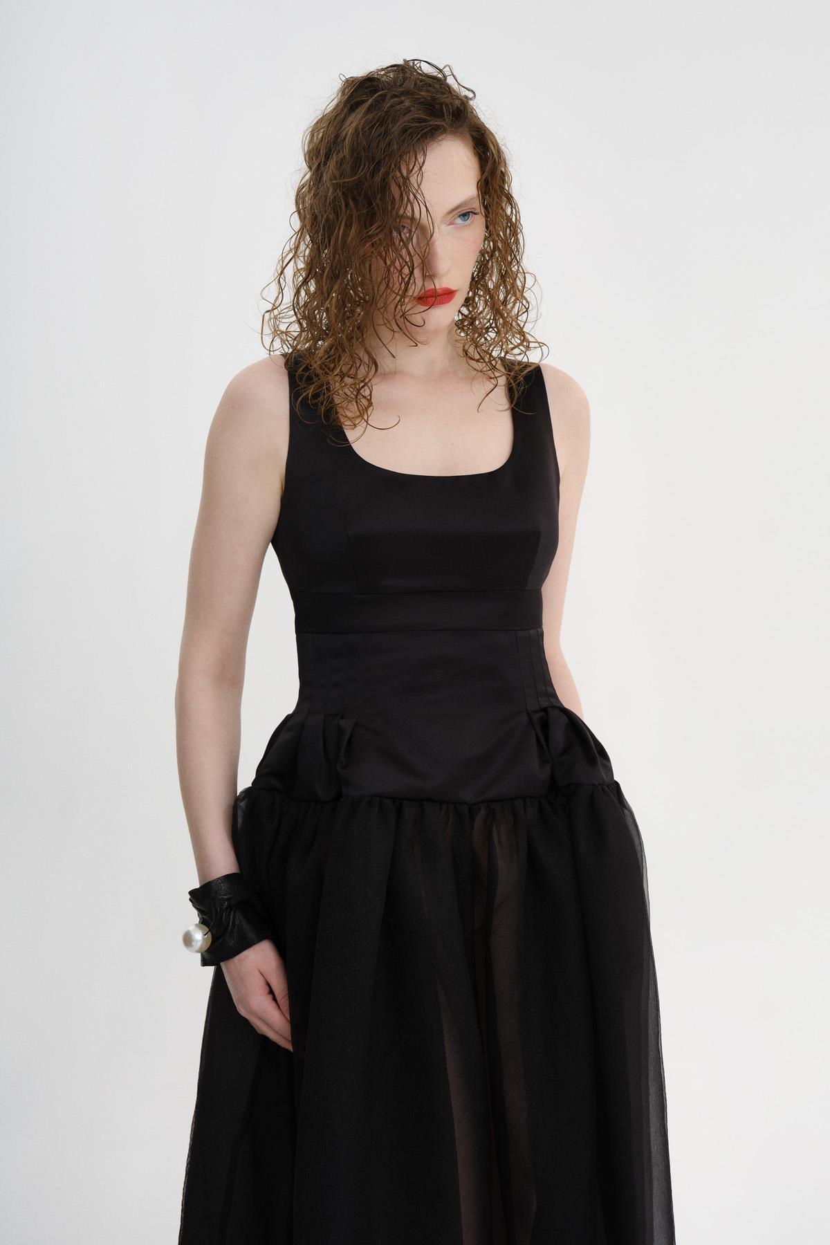 SİYAH DRAPELİ ORGANZE ETEKLİ UZUN ELBİSE - MiiN