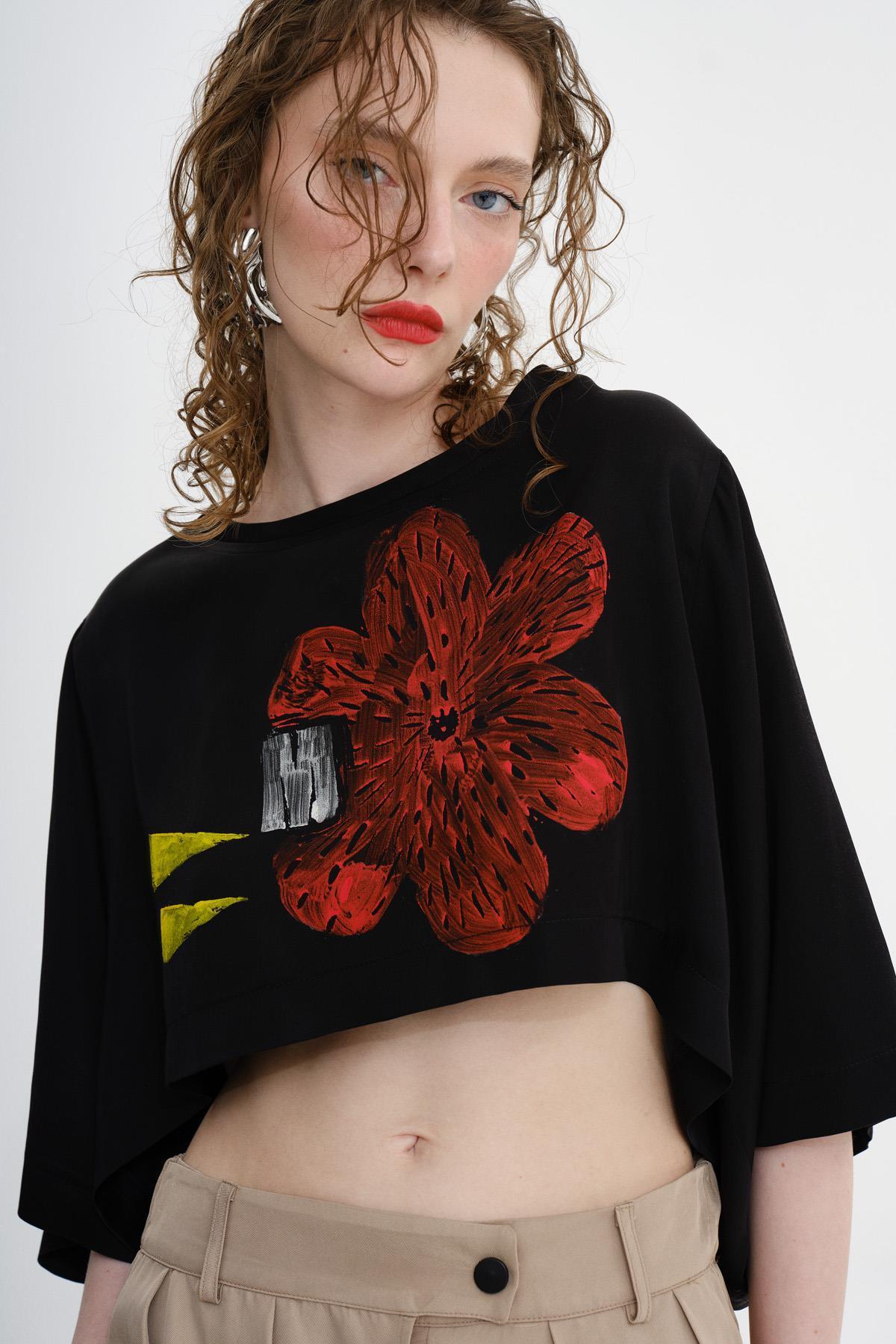 SİYAH EL BOYAMASI ÇİÇEK DESENLİ CROP TOP - MİİN