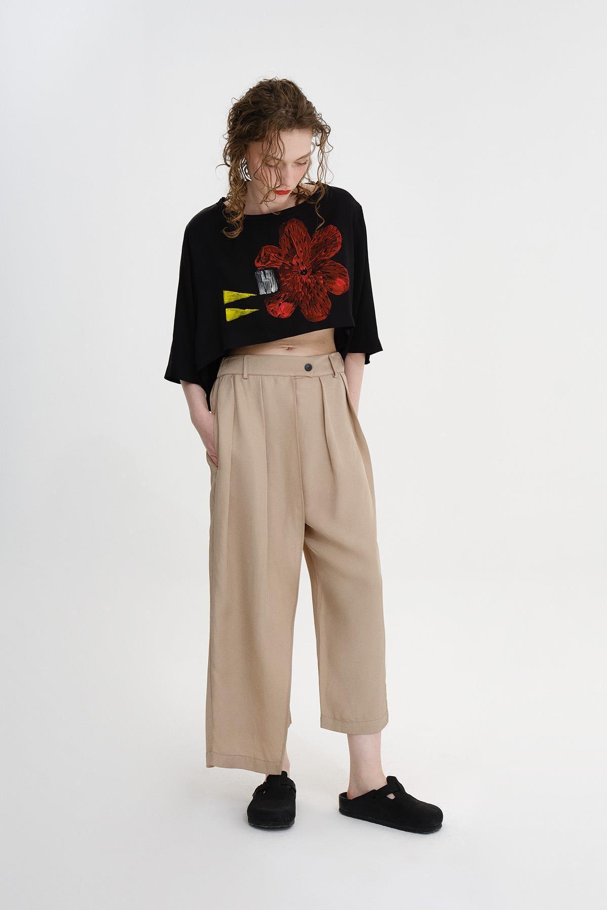 SİYAH EL BOYAMASI ÇİÇEK DESENLİ CROP TOP - MİİN