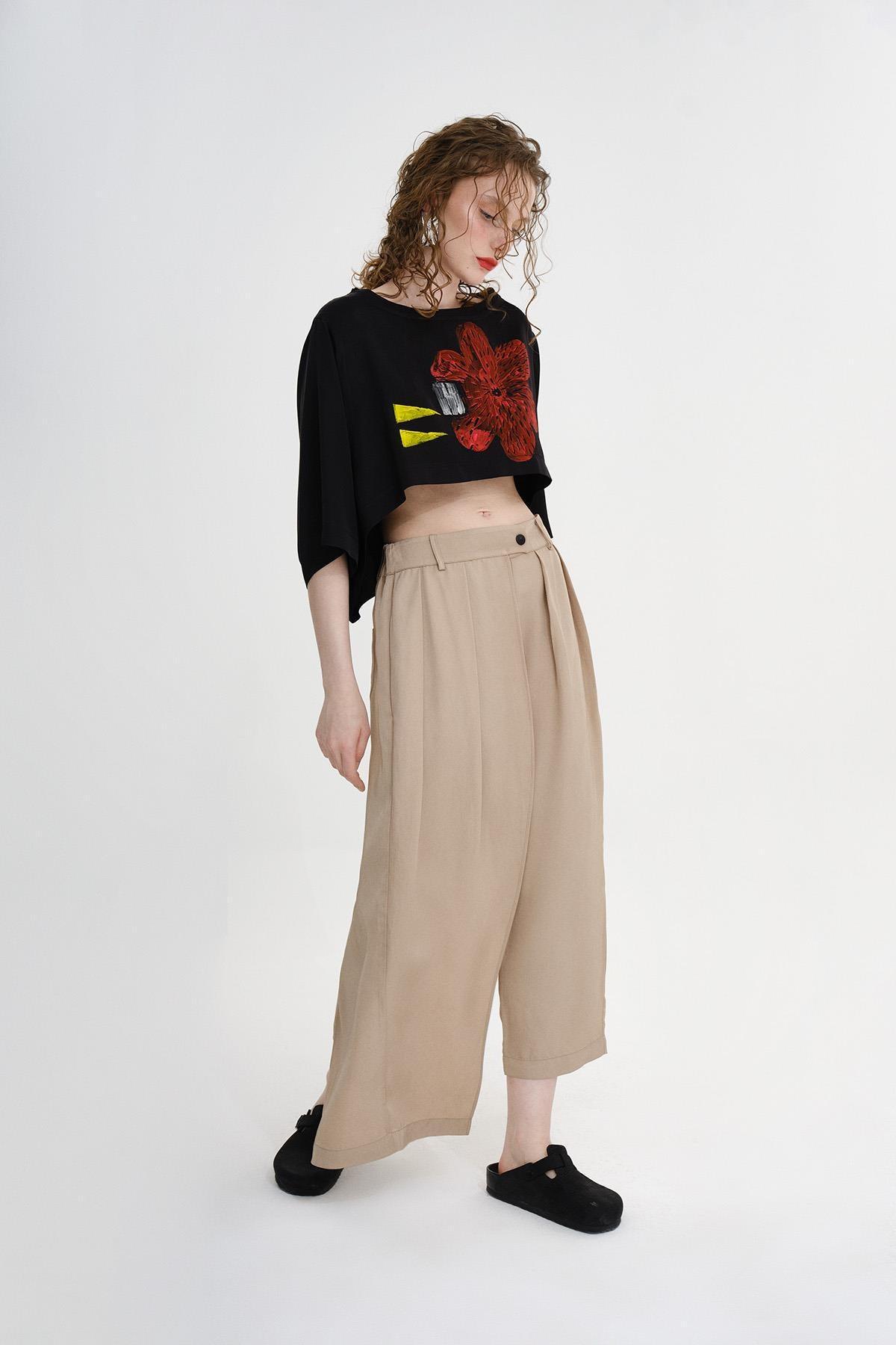 SİYAH EL BOYAMASI ÇİÇEK DESENLİ CROP TOP - MİİN