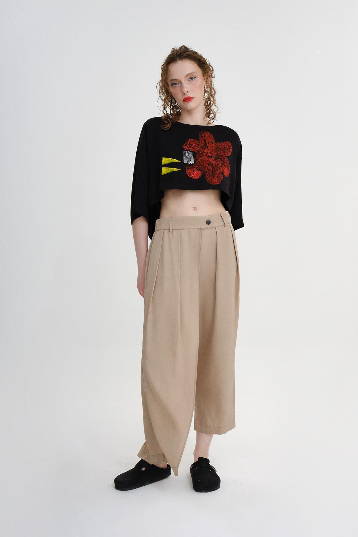 SİYAH EL BOYAMASI ÇİÇEK DESENLİ CROP TOP - MİİN