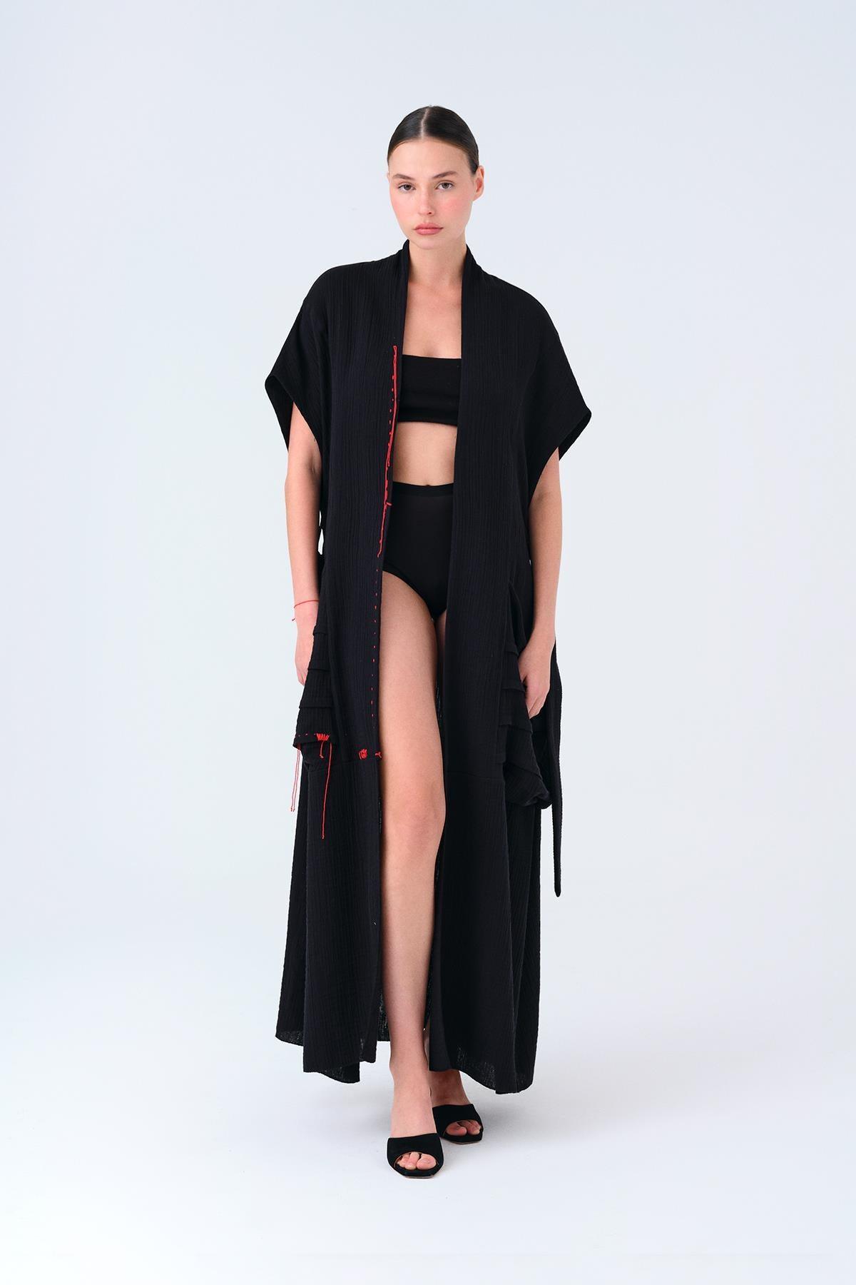 SİYAH KIRMIZI DİKİŞ DETAYLI MÜSLİN KAFTAN - MİİN