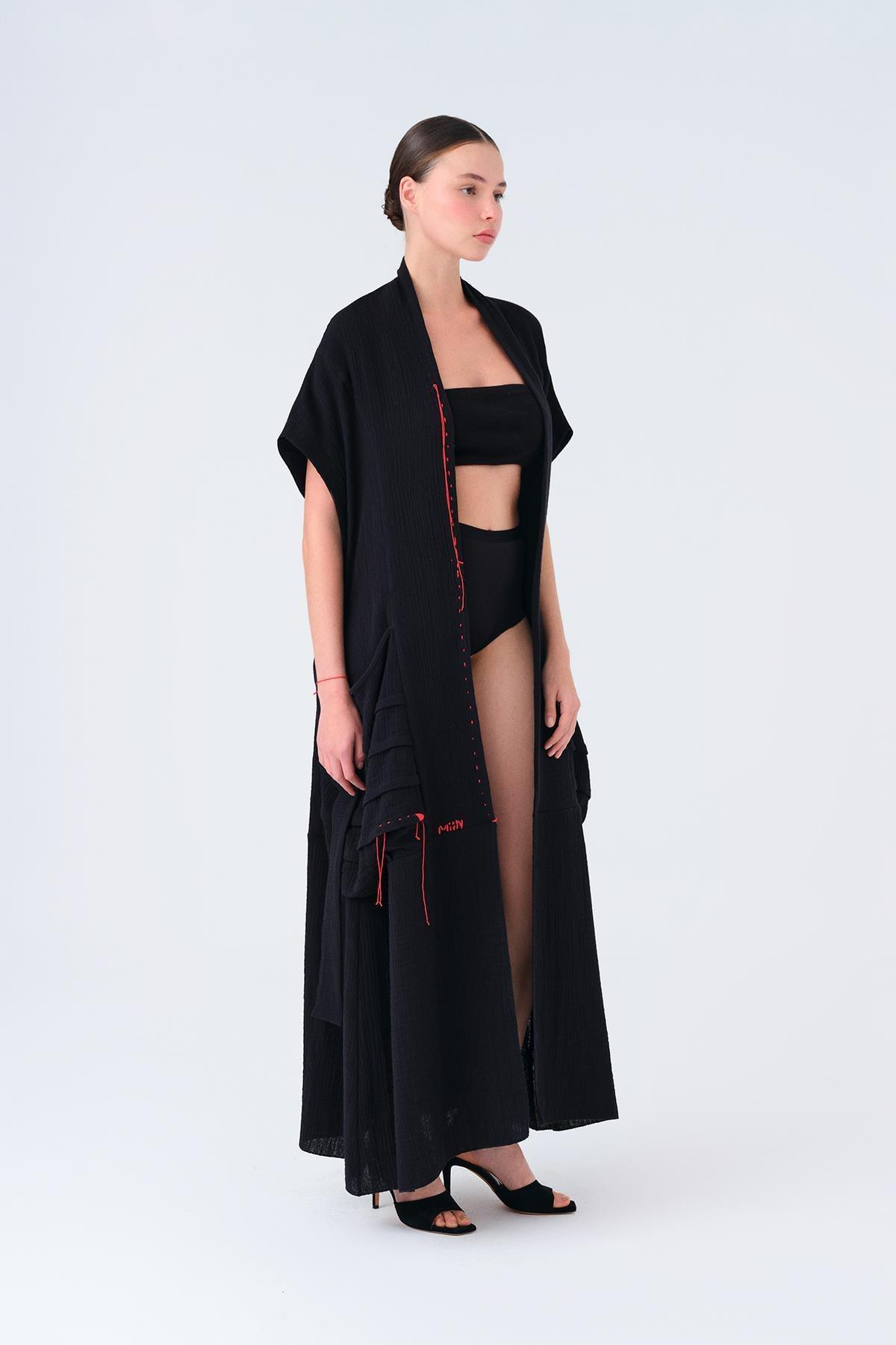 SİYAH KIRMIZI DİKİŞ DETAYLI MÜSLİN KAFTAN - MİİN