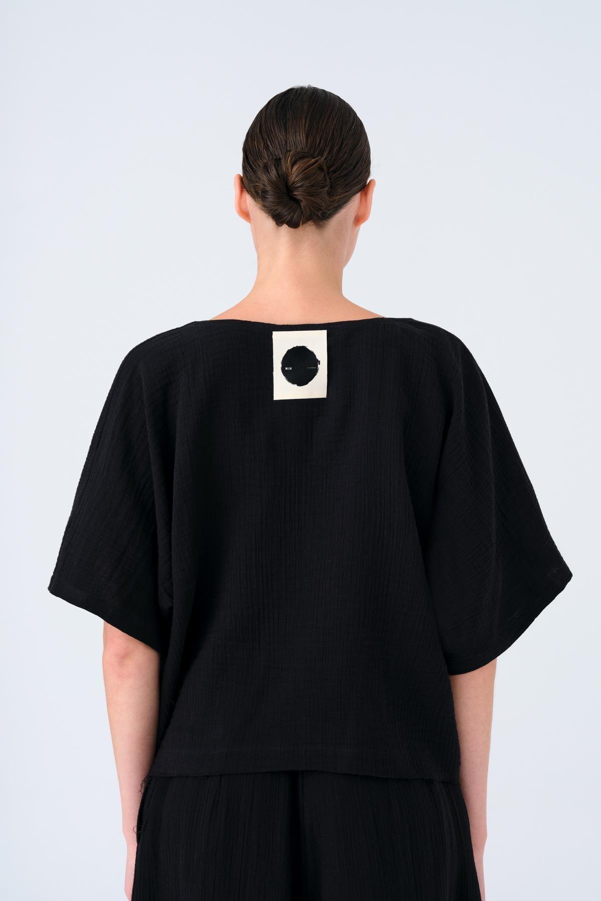 SİYAH KISA KOLLU OVERSIZE MÜSLİN CROP TOP - MİİN