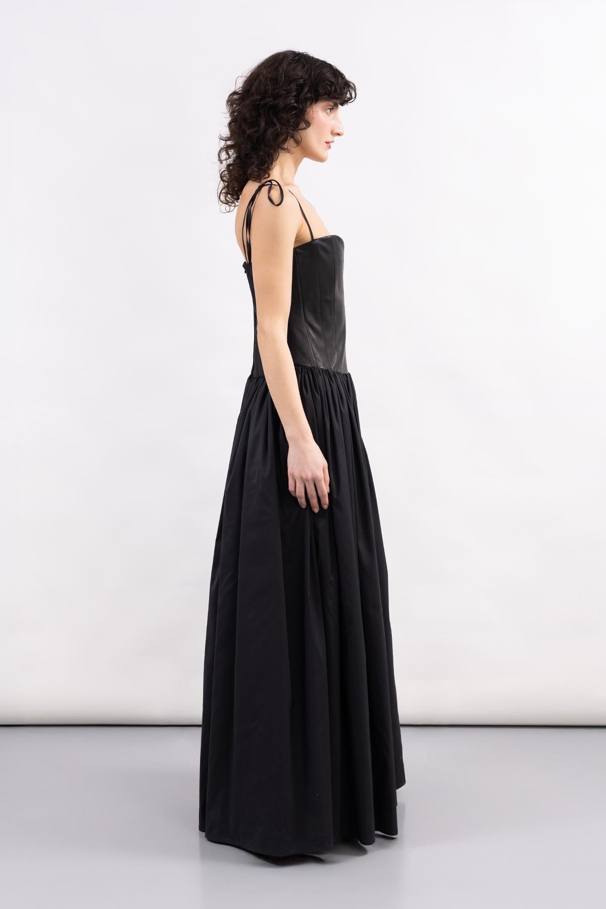 SİYAH STRAPLEZ BAĞCIK DETAYLI KORSAJLI UZUN DERİ ELBİSE - MiiN