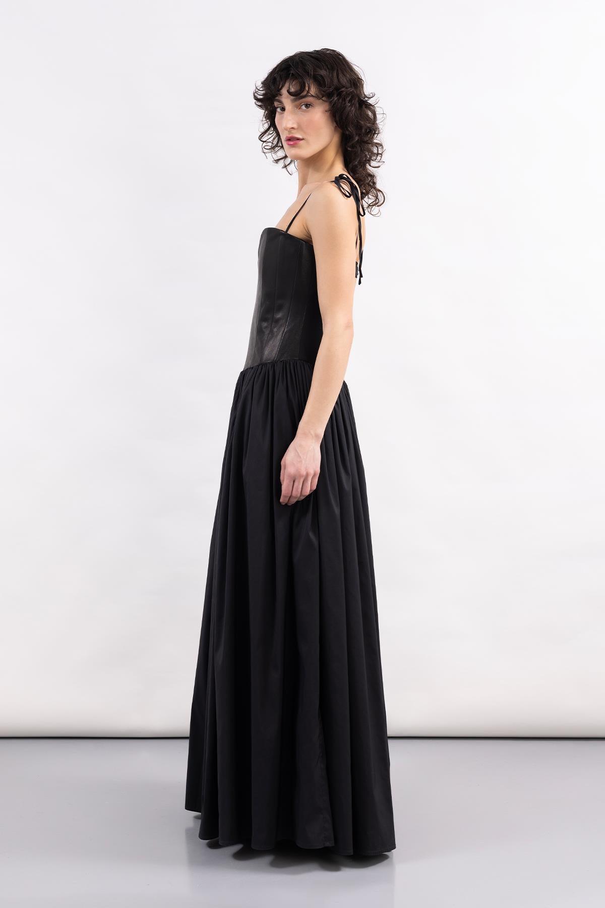 SİYAH STRAPLEZ BAĞCIK DETAYLI KORSAJLI UZUN DERİ ELBİSE - MiiN