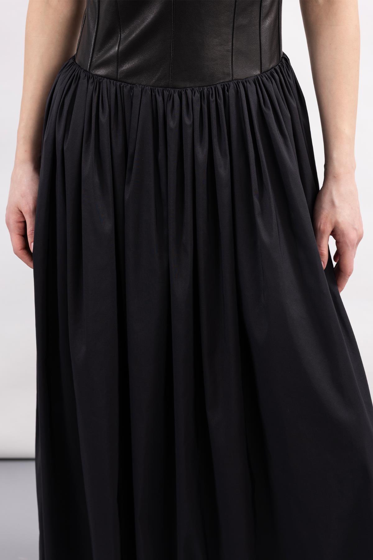 SİYAH STRAPLEZ BAĞCIK DETAYLI KORSAJLI UZUN DERİ ELBİSE - MiiN