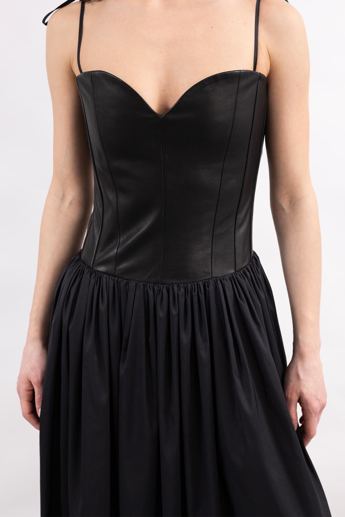SİYAH STRAPLEZ BAĞCIK DETAYLI KORSAJLI UZUN DERİ ELBİSE - MiiN