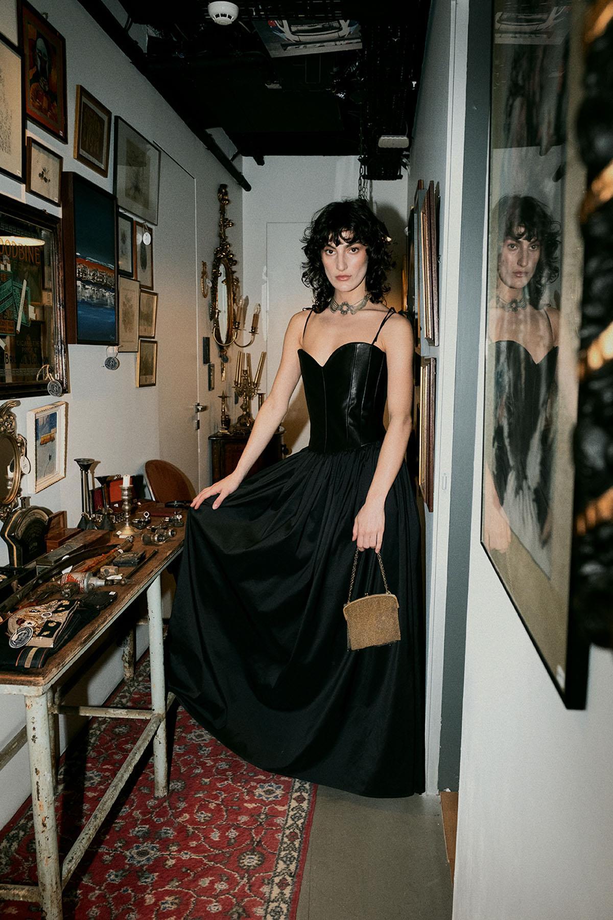 SİYAH STRAPLEZ BAĞCIK DETAYLI KORSAJLI UZUN DERİ ELBİSE - MiiN