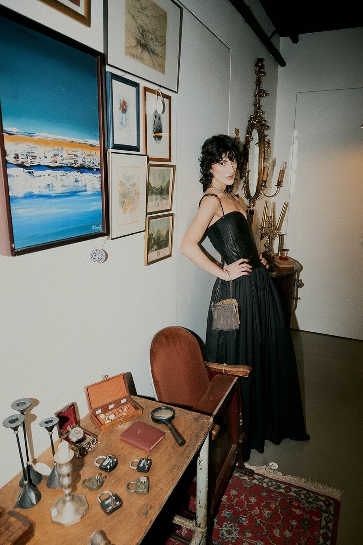 SİYAH STRAPLEZ BAĞCIK DETAYLI KORSAJLI UZUN DERİ ELBİSE - MiiN