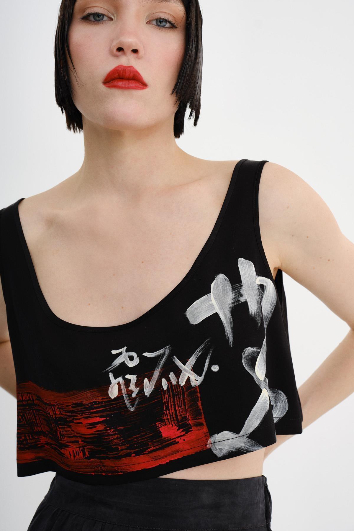SİYAH UZAK DOĞU KALİGRAFİ BASKILI CROP TOP - MİİN