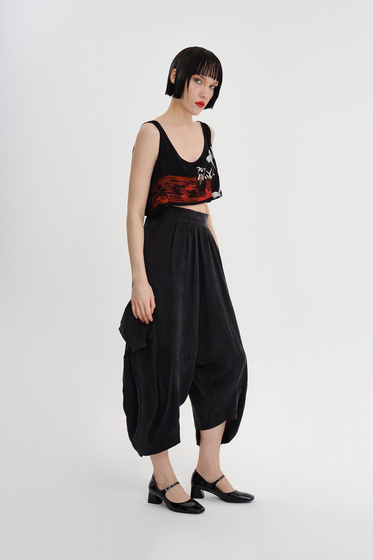SİYAH UZAK DOĞU KALİGRAFİ BASKILI CROP TOP - MİİN
