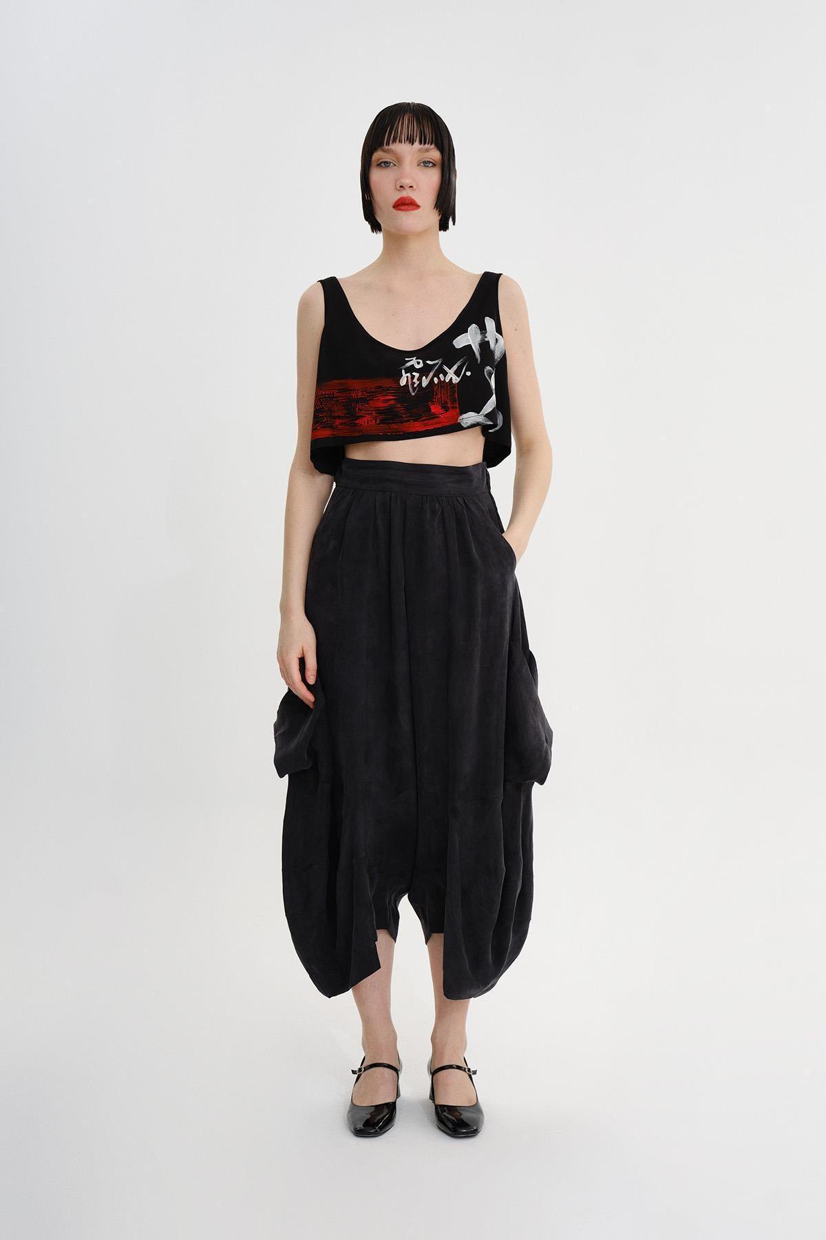 SİYAH UZAK DOĞU KALİGRAFİ BASKILI CROP TOP - MİİN